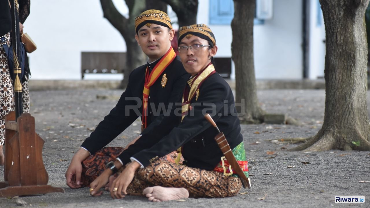 Abdi Dalem Penongsong Pakubuwono XIV